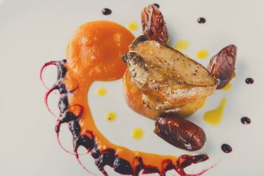 Kavrulmuş kaz ciğeri tarihi meyve ve elma ile