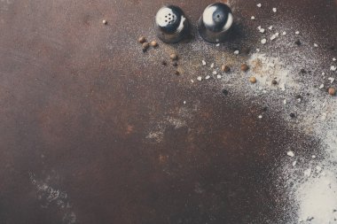 Dağınık tuz ve biber koyu arka plan üzerinde