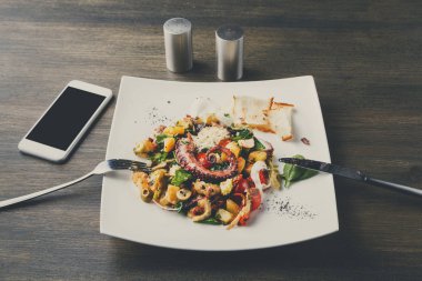 Salata sebze ve ahtapot top ile göster