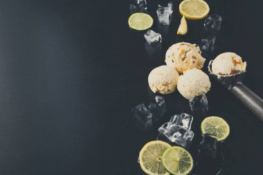 Siyah arka plan üzerine buzlu dondurma kaşık toz