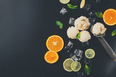 Siyah arka plan üzerine buzlu dondurma kaşık toz