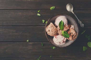 Porsiyon meyve ahşap üzerine dondurma kaşık toz