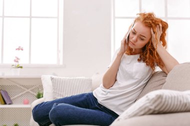 Düşünceli genç kız cep telefonu üzerinde arama