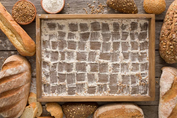 Ekmek fırın arka plan. Kahverengi ve beyaz buğday tahıl somun, che