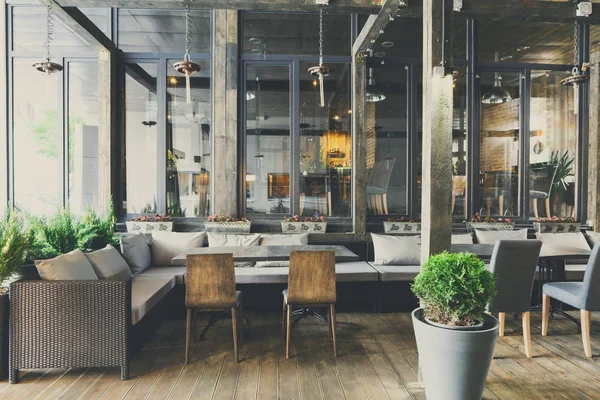 Interieur van het sfeervolle restaurant, loft-stijl — Stockfoto