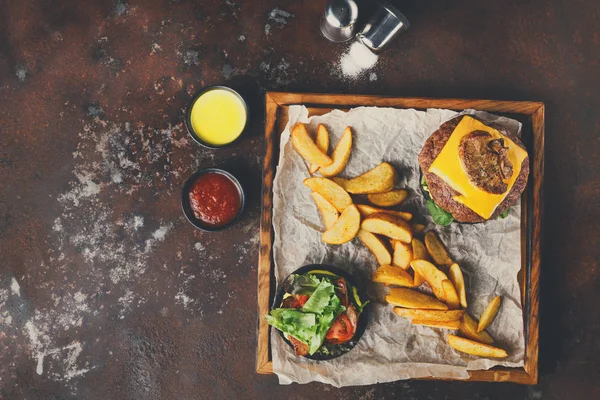 Comida para llevar menú en bandeja de madera vista superior —  Fotos de Stock