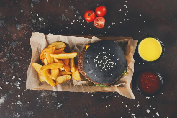 Siyah topuz burger patates dilimleri en iyi Manzaralı