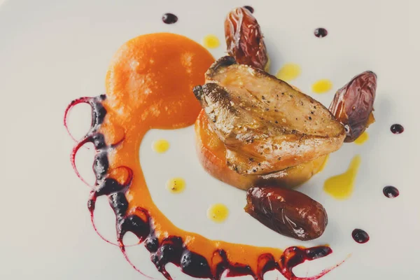 Kavrulmuş kaz ciğeri tarihi meyve ve elma ile