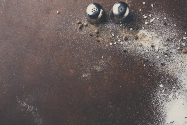 Διάσπαρτα αλάτι και πιπέρι σε σκούρο φόντο — Φωτογραφία Αρχείου