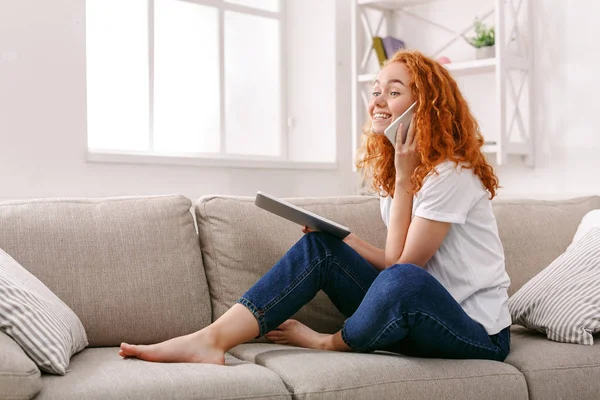 Gülümseyen genç kız cep telefonu üzerinde arama