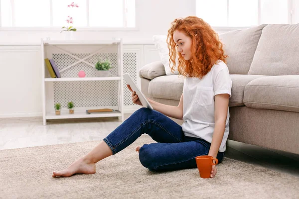 Kız evde bir tablet ile