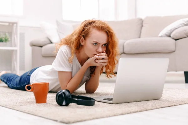 Thoughtful student girl using laptop — Stock Photo, Image