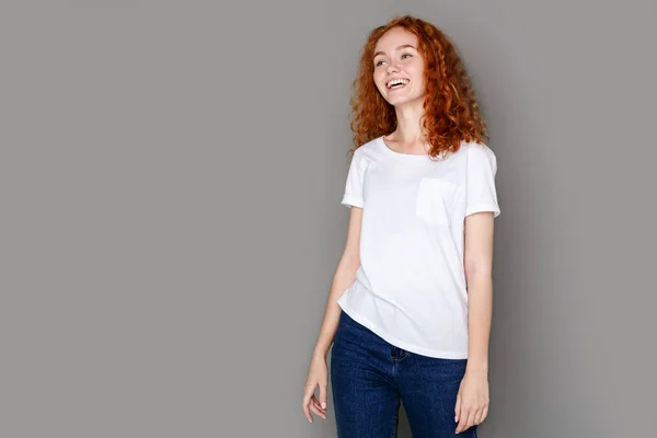 Rindo menina em roupas casuais posando no estúdio — Fotografia de Stock