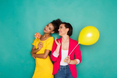 Azur studio arka plan eğlenceli sahip iki kız arkadaşım