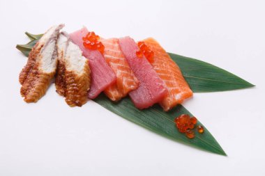 Sashimi beyaz izole bambu yaprak üzerinde ayarla