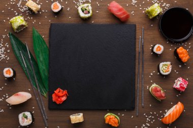 Boş rustik siyah arduvaz taş kaplama ahşap arka plan üzerinde