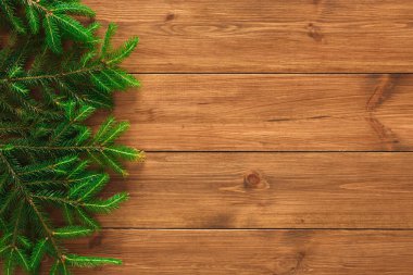 Noel ağacı dalları arka planda