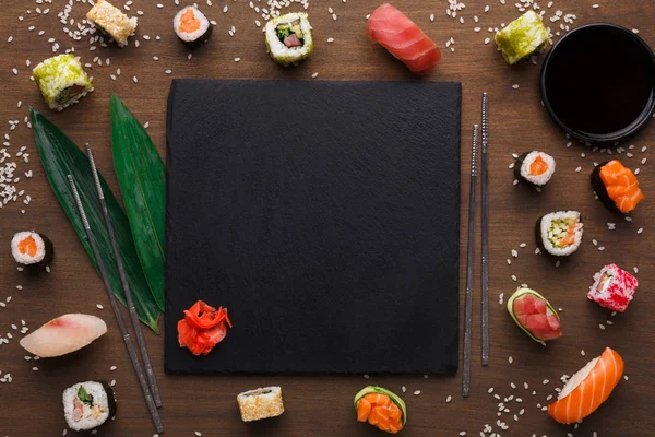 Boş rustik siyah arduvaz taş kaplama ahşap arka plan üzerinde