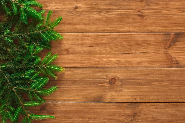 Noel ağacı dalları arka planda