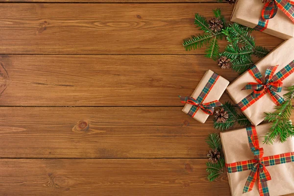 Caixas de presente coloridas para qualquer feriado em fundo de madeira — Fotografia de Stock