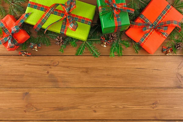 Ahşap arka plan üzerinde herhangi bir tatil için renkli mevcut kutuları