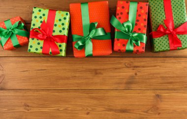 Ahşap arka plan üzerinde herhangi bir tatil için renkli mevcut kutuları