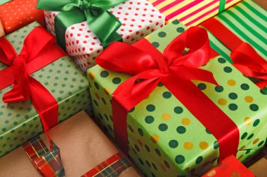Bir sürü xmas hediye kutuları. Kırpma, portre
