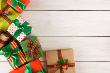 Noel hediye kutuları, ahşap masa arka plan üzerinde Üstten Görünüm.