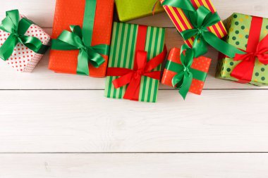 Noel hediye kutuları, ahşap masa arka plan üzerinde Üstten Görünüm.