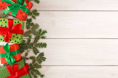 Ahşap arka plan üzerinde herhangi bir tatil için renkli mevcut kutuları
