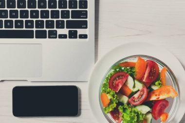Sağlıklı bir iş öğle yemeği aperatif ofis, sebze salatası Üstten Görünüm