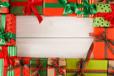 Yaratıcı Noel hediye kutuları ahşap arka plan üzerinde bir sürü