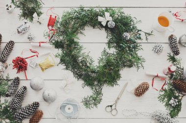 Yaratıcı DIY hobi. El yapımı craft Noel dekorasyon, süsleme ve çelenk