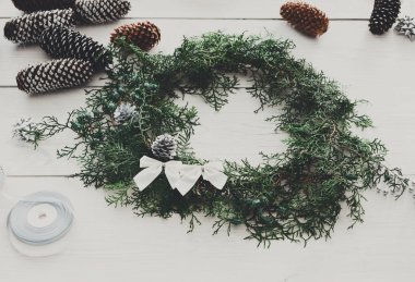 Yaratıcı DIY hobi. El yapımı craft Noel dekorasyon, süsleme ve çelenk