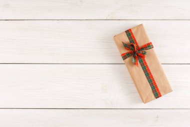 Xmas hediye kutusu beyaz ahşap masa üzerinde. Kopya alanı ile Üstten Görünüm