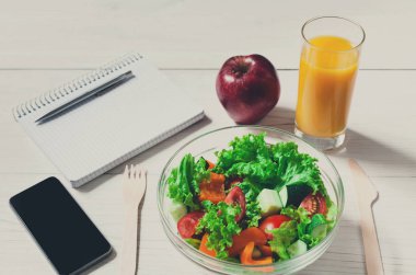 Sağlıklı bir iş öğle yemeği aperatif ofis, sebze salatası Üstten Görünüm