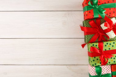 Noel hediye kutuları, ahşap masa arka plan üzerinde Üstten Görünüm.