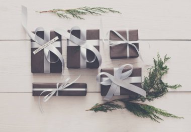 Beyaz tahta üzerinde Noel hediyesi kutularının Üstten Görünüm