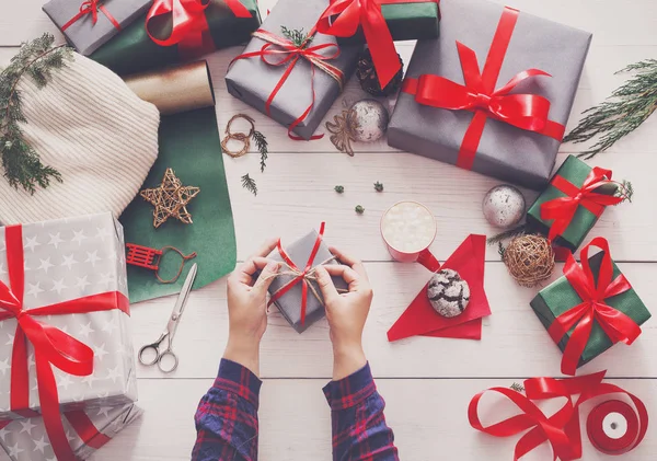 Passatempo criativo. Embrulhando moderno artesanal Natal presente caixa — Fotografia de Stock