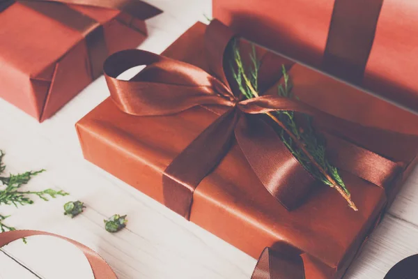 Ansicht der Weihnachtsgeschenkboxen auf weißem Holzhintergrund — Stockfoto