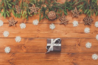 Arka plan christmas dekorasyon, hediye kutusu ve çelenk çerçeve