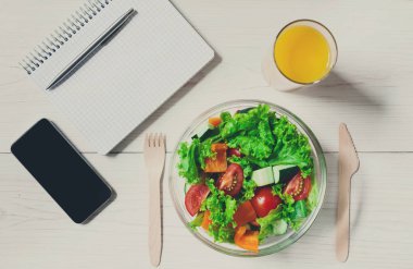 Sağlıklı bir iş öğle yemeği aperatif ofis, sebze salatası Üstten Görünüm