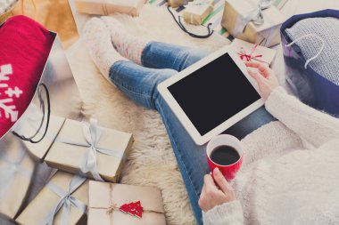 Tablet ile online alışveriş kadın