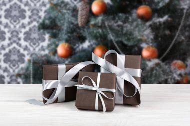 Bir şekilde dekore edilmiş ağaç arka planda, tatil kavramı Noel hediyeleri