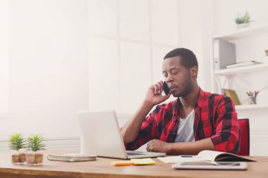 Genç işadamı çağrı cep telefonu modern beyaz ofis siyah