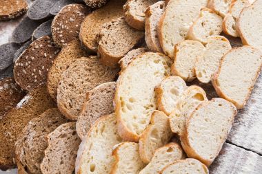 Fırın kavramı. Dilimlenmiş ekmek arka plan bol