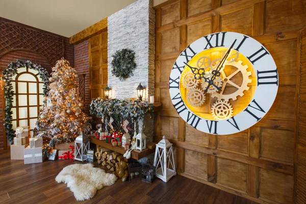 Cozy christmas interieur met fir tree en open haard — Stockfoto