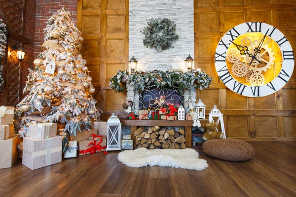 Acogedor interior de Navidad con abeto y chimenea —  Fotos de Stock