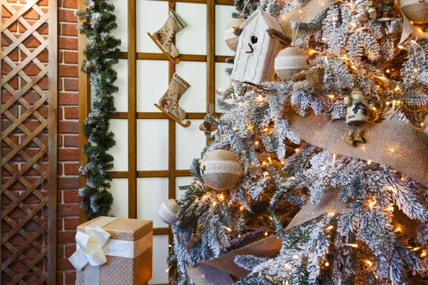 Прекрасное рождество украшенное елкой в сияющих огнях — стоковое фото
