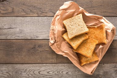 Rustik ahşap arka plan üzerinde beyaz ekmek tost